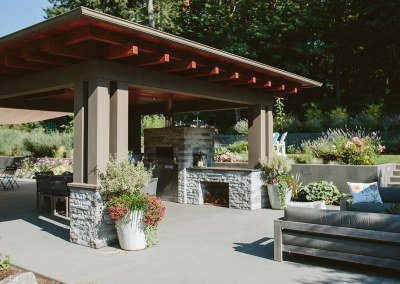 patio area and outdoor kitchen by Dennis' 7 Dees Landscaping