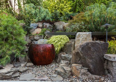 Modern basin water feature designed by Dennis' 7 Dees