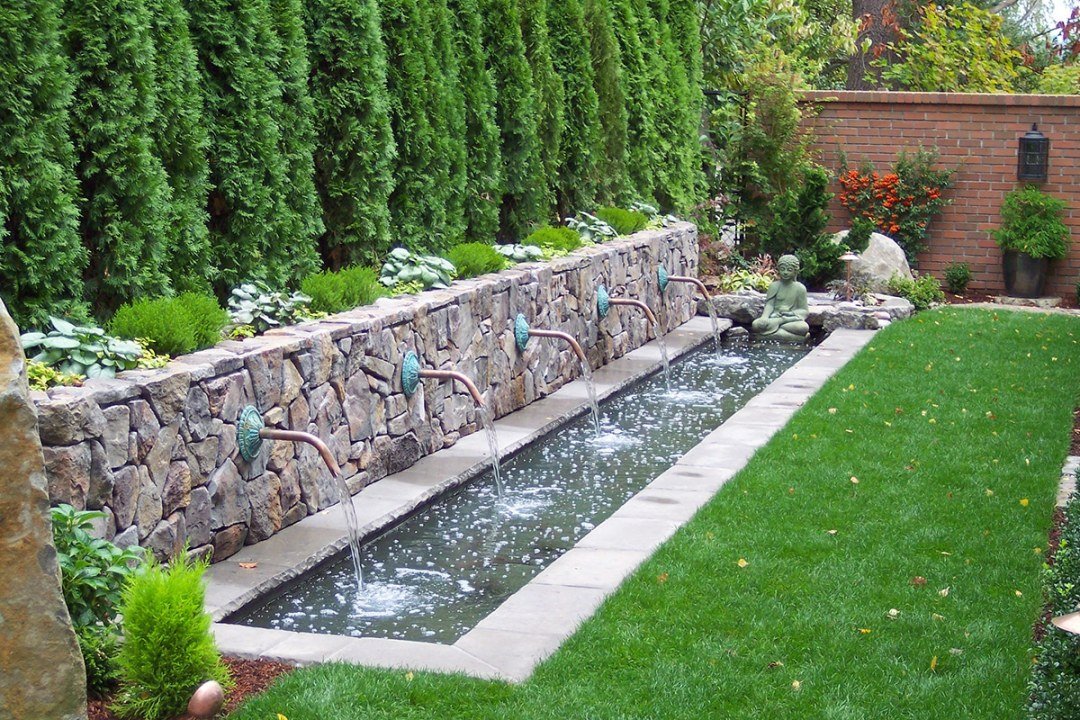 Modern water feature for small backyard by Dennis' 7 Dees Modern water feature for small backyard by Dennis' 7 Dees