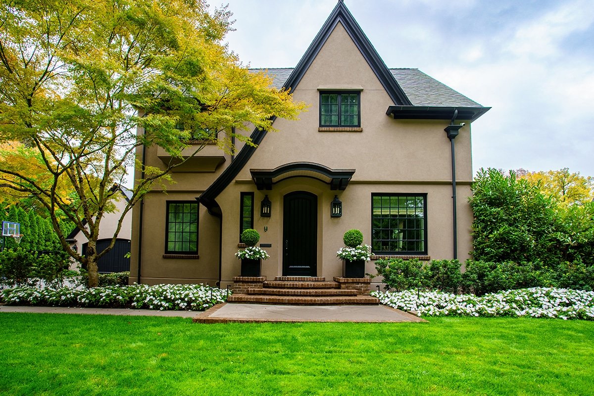 traditional style landscape home curb appeal