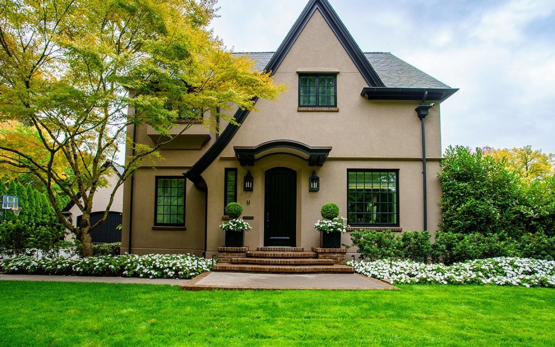 traditional style landscape home curb appeal